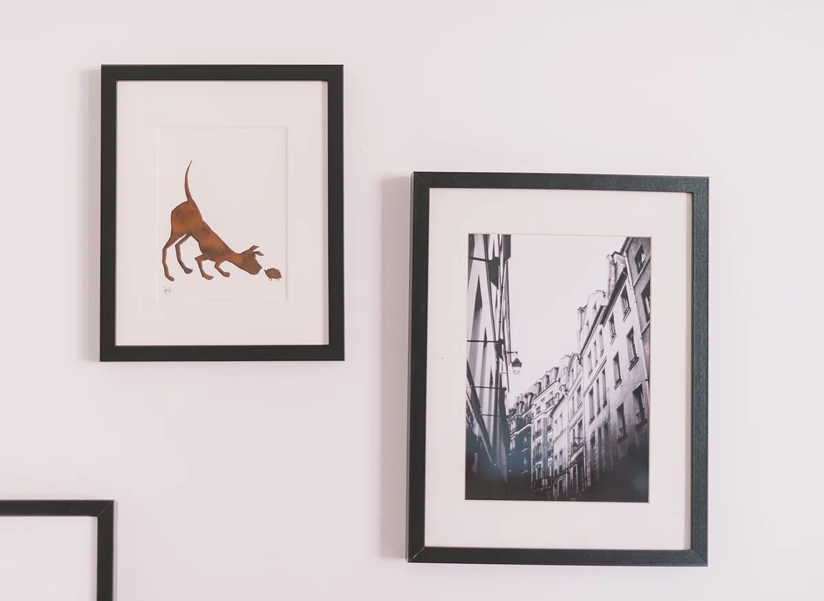 Ingelijste prenten en foto’s als gallery wall op een witte muur